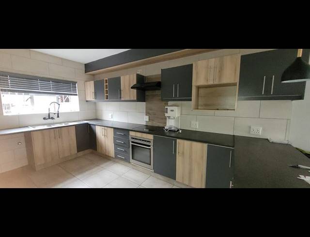 3 BEDROOM TOWNHOUSE FOR SALE IN SOUTH CREST